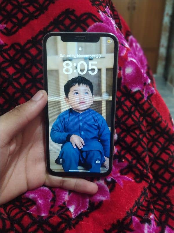 iPhone x 64 GB no. pta 4