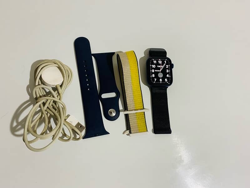 APPLE SERIES 6 44 MM 3 straps original charger urgent sell 0