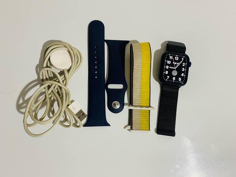 APPLE SERIES 6 44 MM 3 straps original charger urgent sell 1