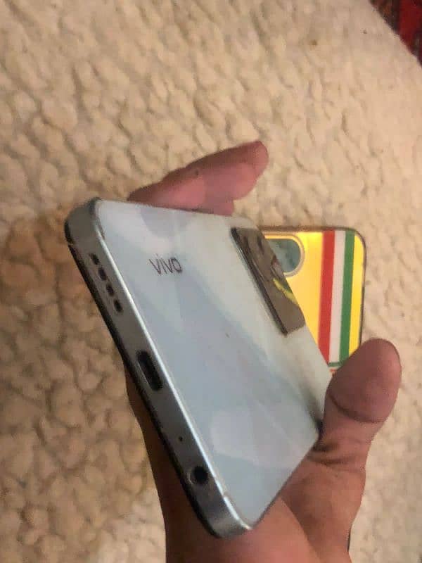 Vivo y22 4\64 good condition 10by10 2