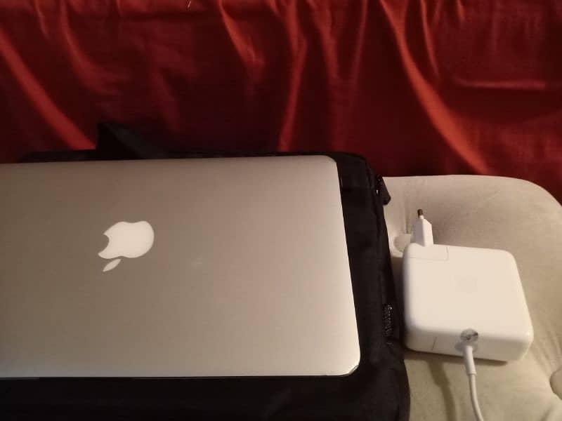 apple mac book air core i5 top condition 1