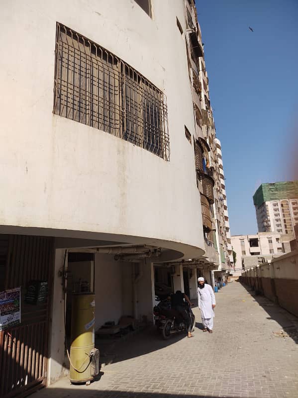 400 yards portion for rent in Gulshan-e-Iqbal Block 6 First floor facility easy access and airy environment. Excellent Location Best and central area of Gulshan Iqbal Block 6. 15