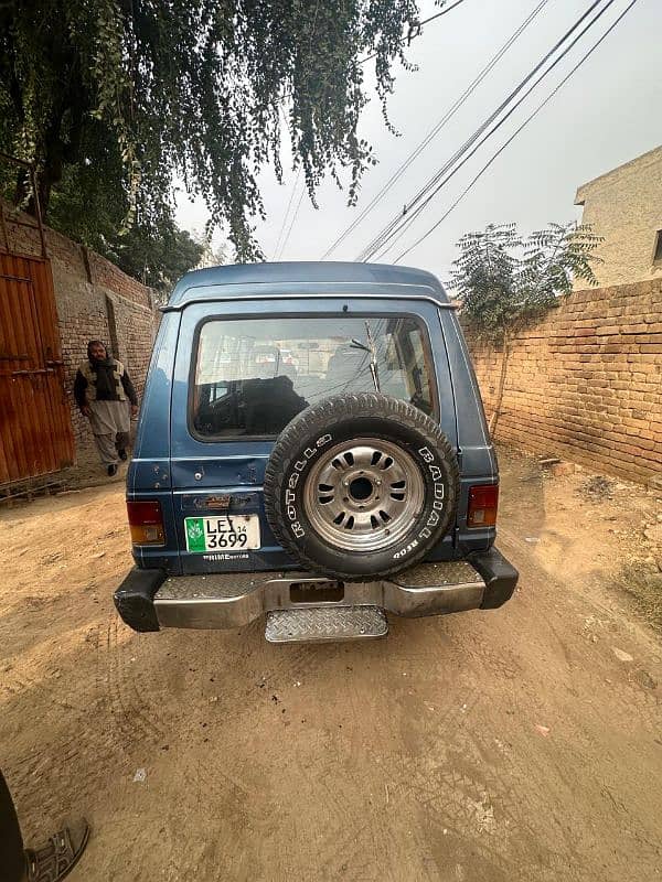 Mitsubishi Pajero 1989 18