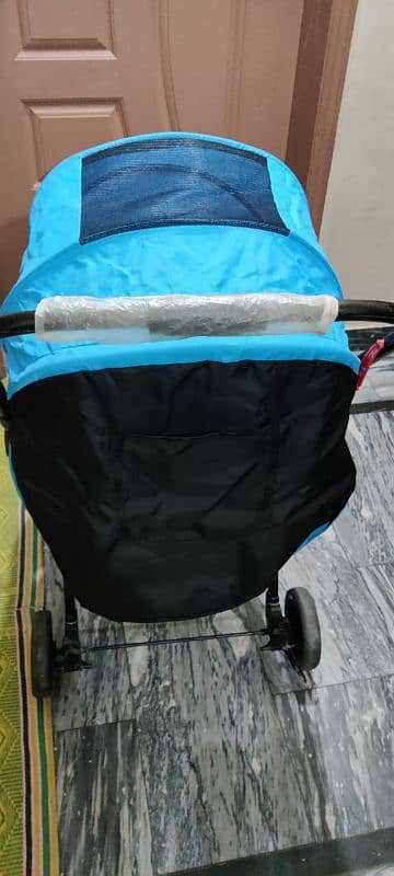 pram in good condition 4