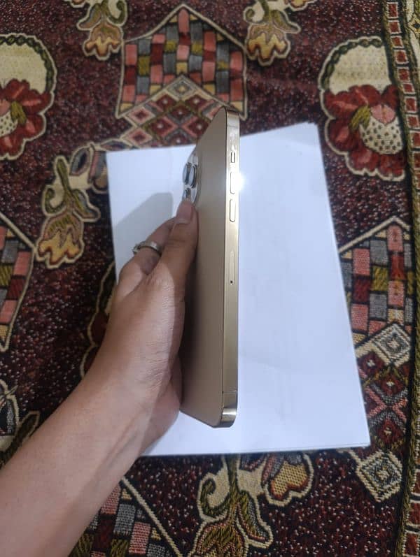 Am selling iPhone 12 pro max 2