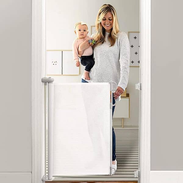 Momcosy Retracable safety Baby gate 0