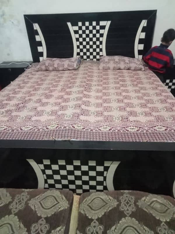 bed dressng n side table 1