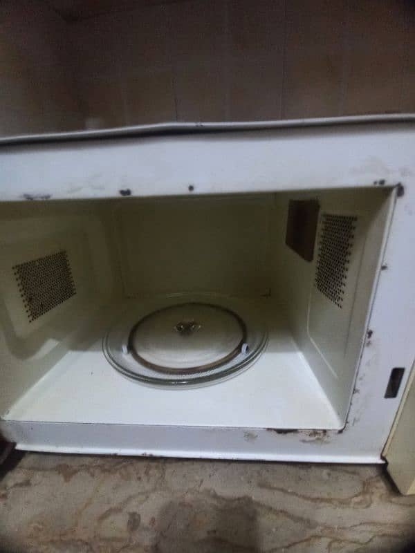 microwave in good condition 2