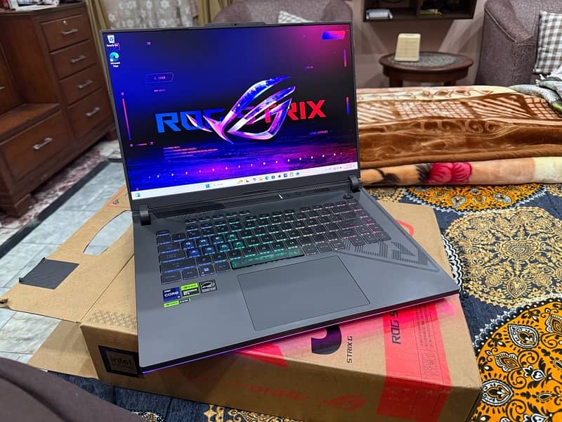 Asus Rog Strix core i9 13980hx rtx 4060 full box slightly used 1