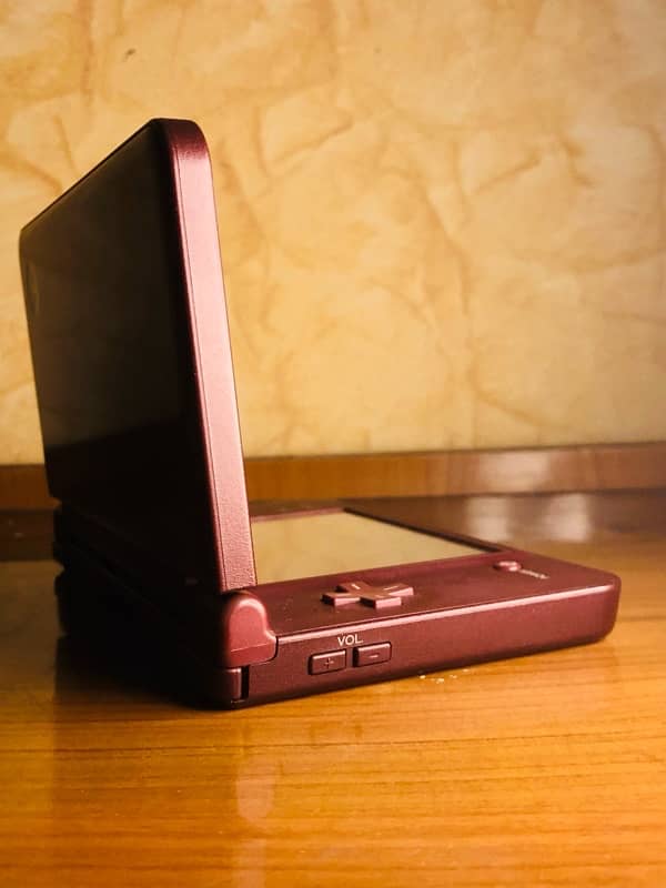 Nintendo DSi xl Mahroon colour 3