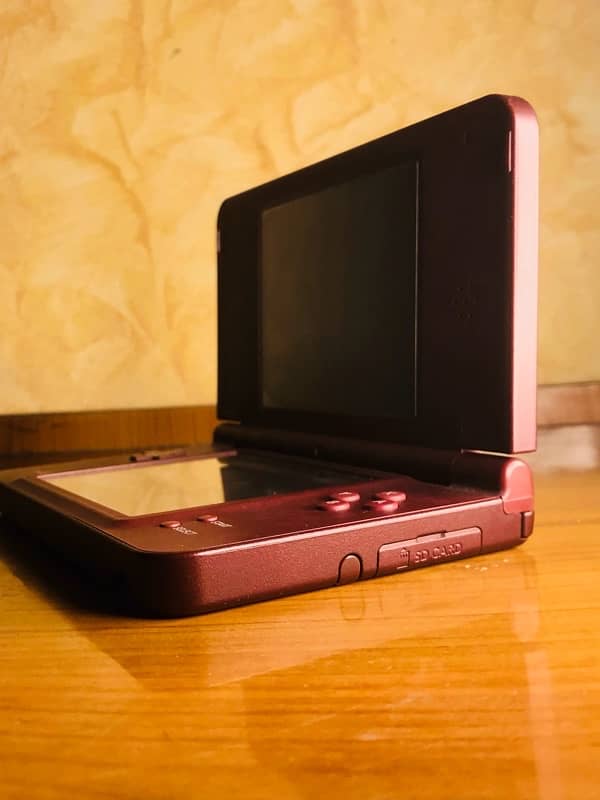 Nintendo DSi xl Mahroon colour 4