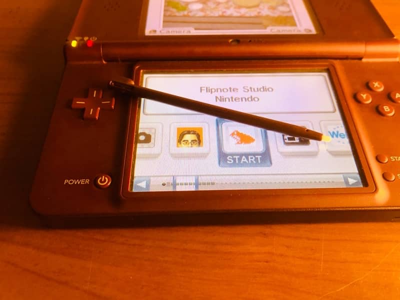 Nintendo DSi xl Mahroon colour 7