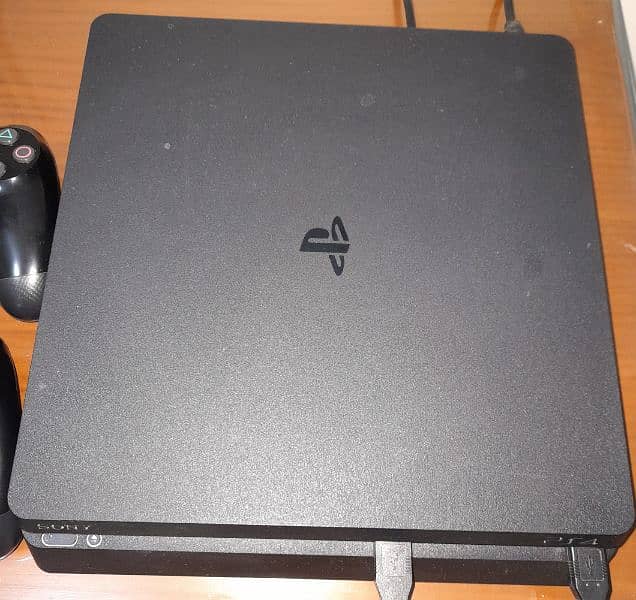 PS4 Slim 1