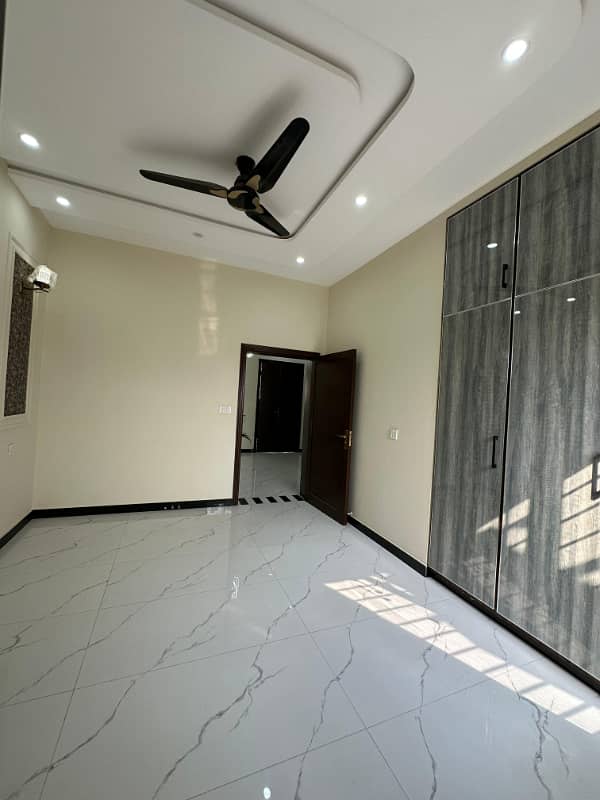 5 marla NEW brand 4 bed house near main park for sale 10