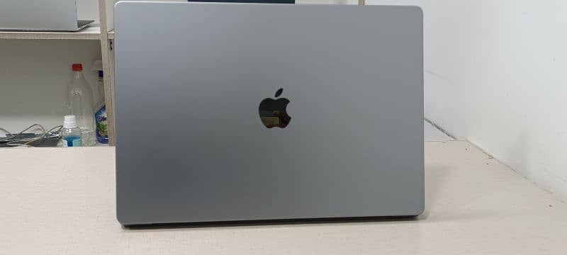 Apple Macbook M1 pro 2021 16" Like New complete box 9