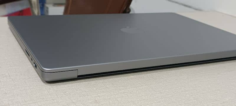 Apple Macbook M1 pro 2021 16" Like New complete box 10