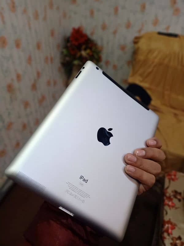 iPad 2, 32GB, Condition 9.5/10, Non-PTA, 6