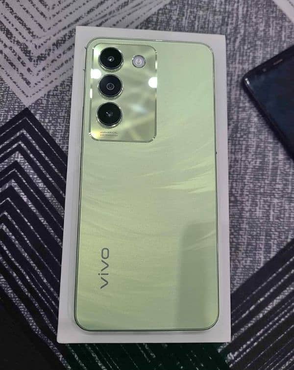 vivo y100 new ha 2 days used. 2