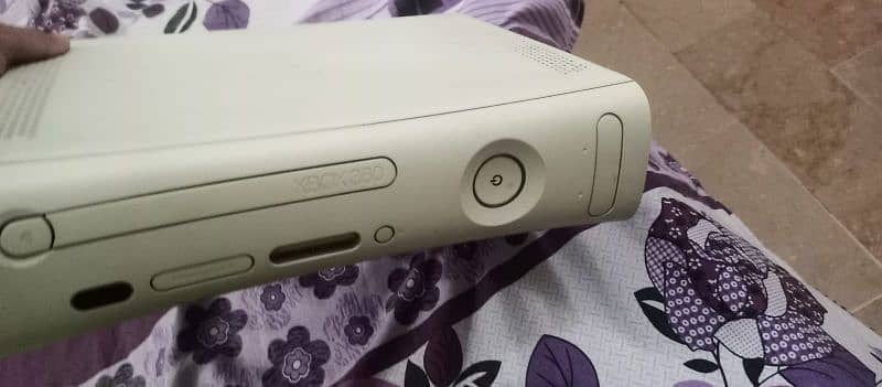 XBOX 360 WITH 1 WIRELESS CONTROLLER 1