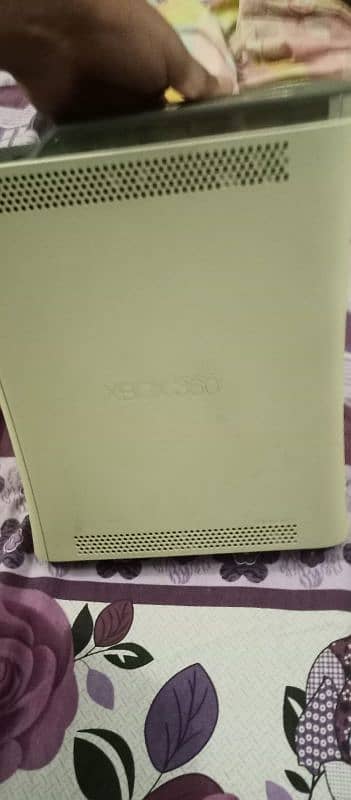 XBOX 360 WITH 1 WIRELESS CONTROLLER 3