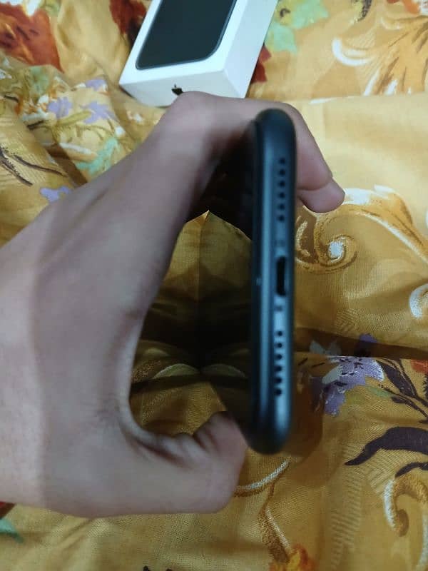 Iphone 11 factory unlock 10/10 condition 98 bh 4