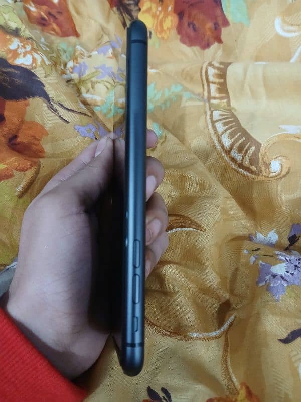 Iphone 11 factory unlock 10/10 condition 98 bh 5