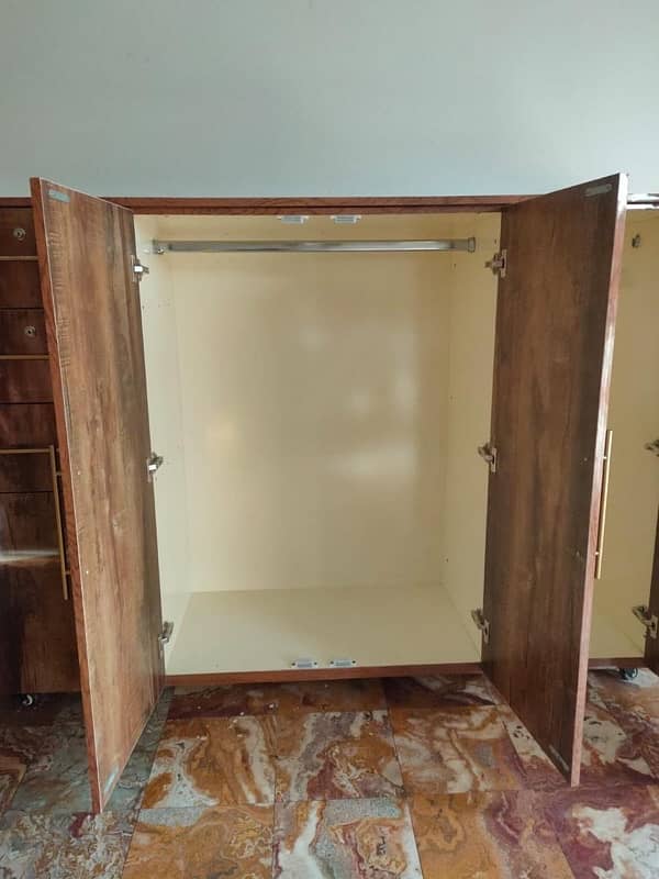 wardrobe in prestige condition 7