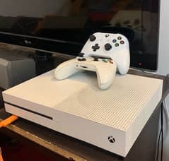 Xbox one s , 2 controllers