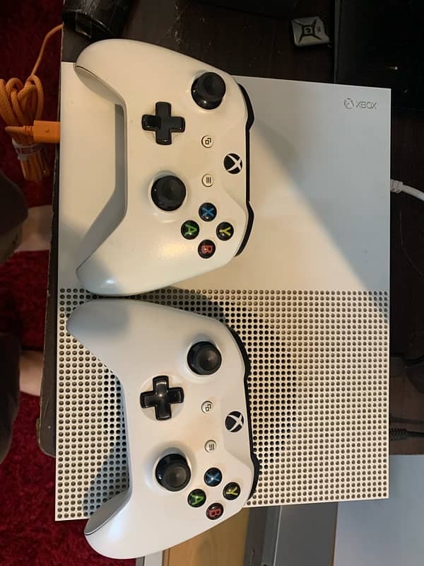 Xbox one s , 2 controllers 1