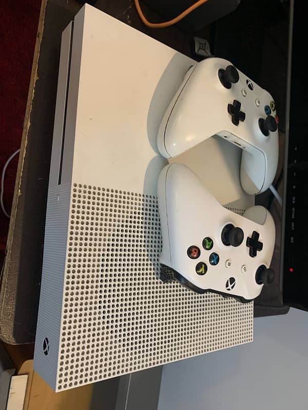 Xbox one s , 2 controllers 2