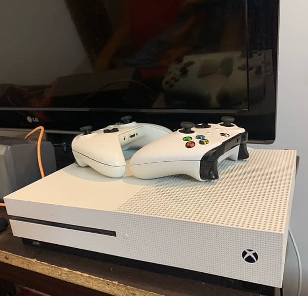 Xbox one s , 2 controllers 3