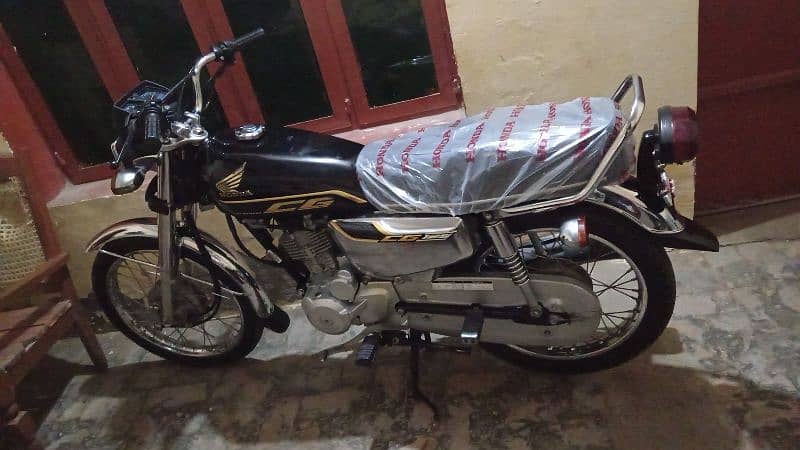 Honda 125s bilkul Saf hi papero ki garanti hi all panjab namber hi. 0