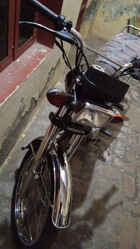 Honda 125s bilkul Saf hi papero ki garanti hi all panjab namber hi. 2