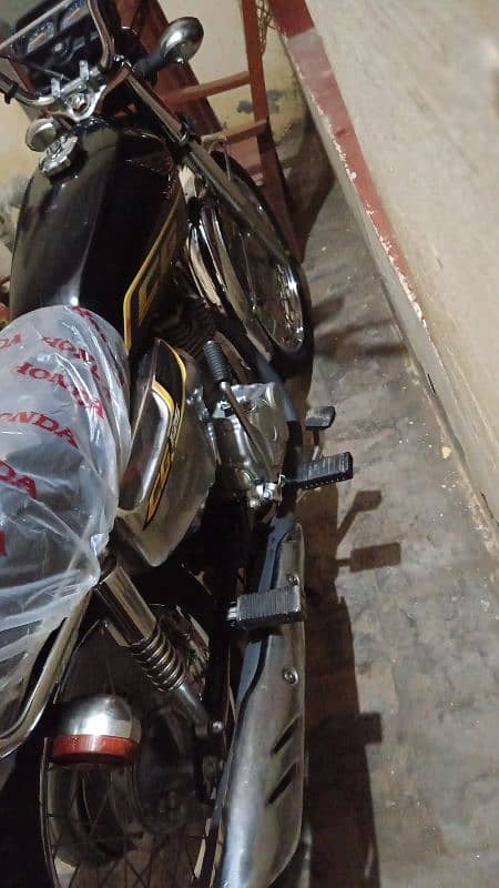 Honda 125s bilkul Saf hi papero ki garanti hi all panjab namber hi. 4