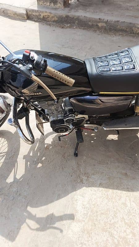 Honda 125s bilkul Saf hi papero ki garanti hi all panjab namber hi. 6