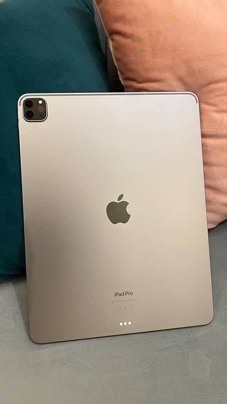 ipad pro M2 chip 10/10 condition complete box with warranty 1