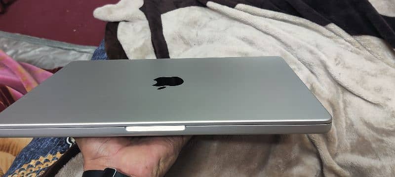 MacBook Pro M1  Pro Chip 14 inch 16 Ram 512 SSD 6