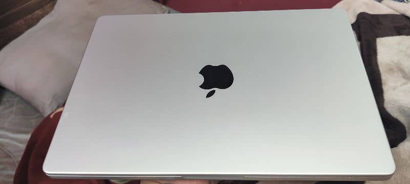 MacBook Pro M1  Pro Chip 14 inch 16 Ram 512 SSD 7