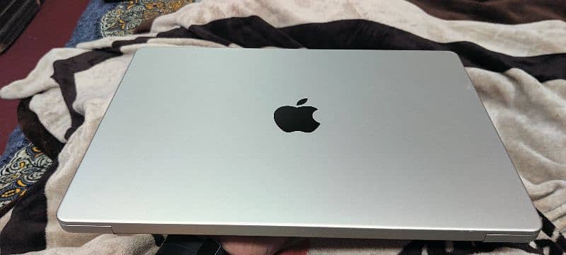 MacBook Pro M1  Pro Chip 14 inch 16 Ram 512 SSD 12