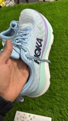 HOKA UK 8