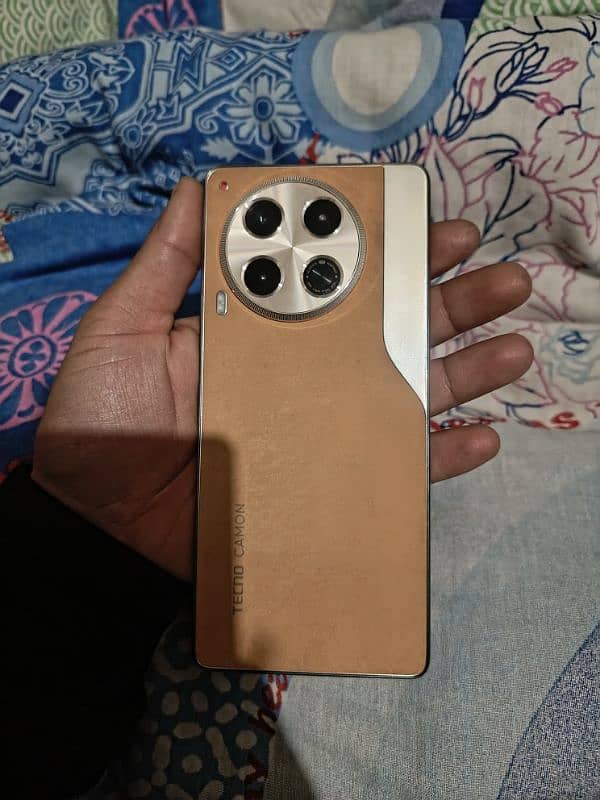 Tecno camon 30 12/256 with box and charger 0