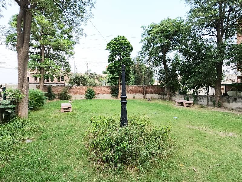 Facing Park 2 Kanal House In Stunning Wapda Town Phase 1 - Block H1 Is Available For sale 6