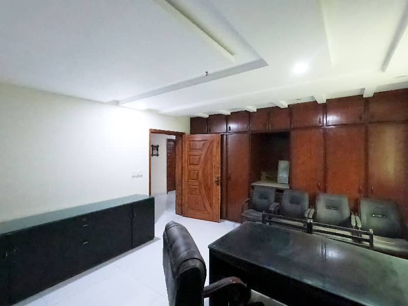 Facing Park 2 Kanal House In Stunning Wapda Town Phase 1 - Block H1 Is Available For sale 23