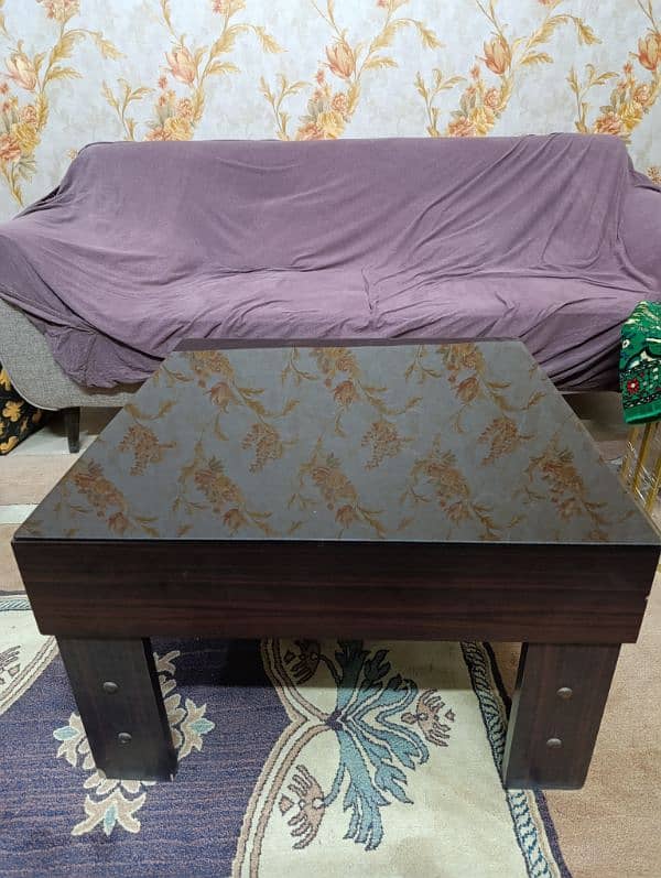 Center Table with glass in 8.5/10 condition 0