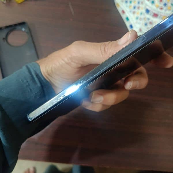 pni pack ha 9 /10 camon 30 pro  condition Sara Saman mukmmal hai 3