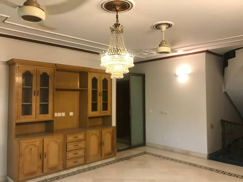 SUN FACING TRIPLE STORIES HOUSE AVAILABLE FOR SALE G-11/3 ISLAMABAD 10