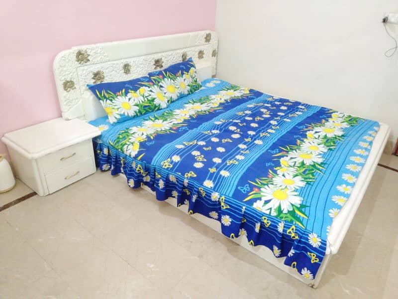 white color bed 0