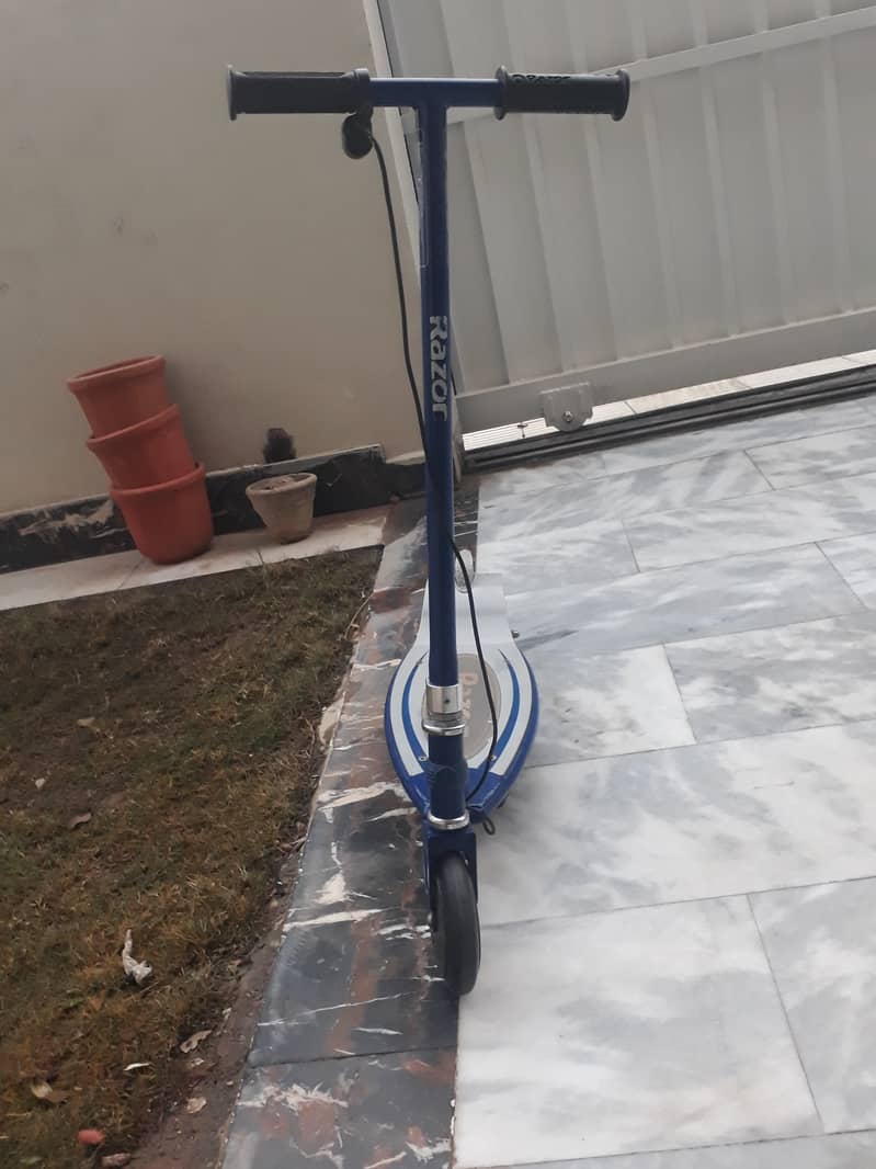 Razor E90 Electric Scootie 10