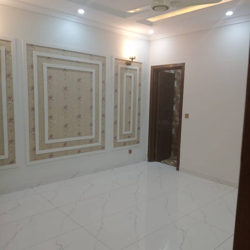 5 MARLA BEAUTIFUL HOUSE IDEAL LOCATION FOR SALE IN GREEN CITY 10