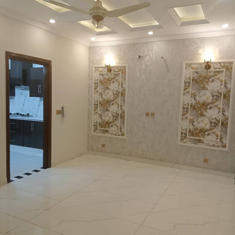 5 MARLA BEAUTIFUL HOUSE IDEAL LOCATION FOR SALE IN GREEN CITY 18